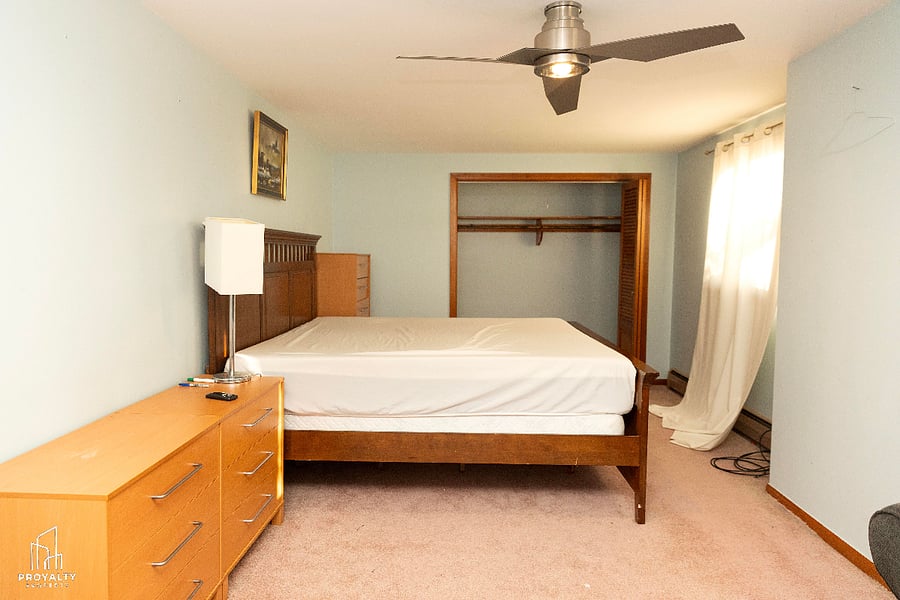 Extensively Spacious and quiet bedroom on Second Floor with Smart TV