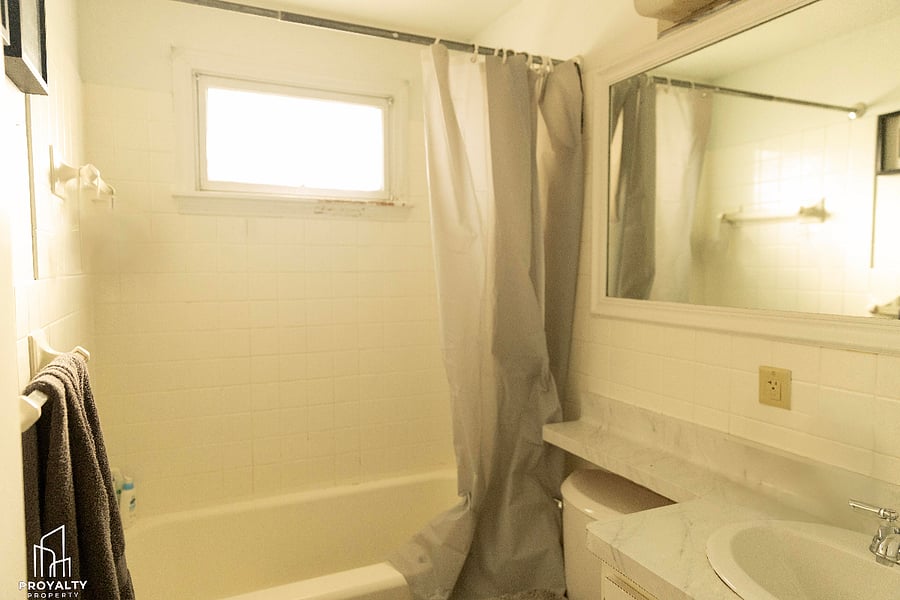 Full Bathroom 1