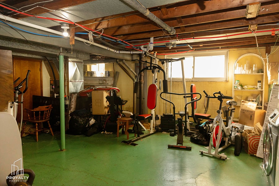 Workout equipments for use at tenant's discretion. Tenant assumes responsibility for use and takes full responsibility for use and any incurred injuries during use.