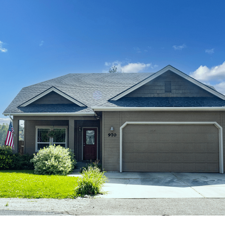 Home exterior, Driveway, Garage
