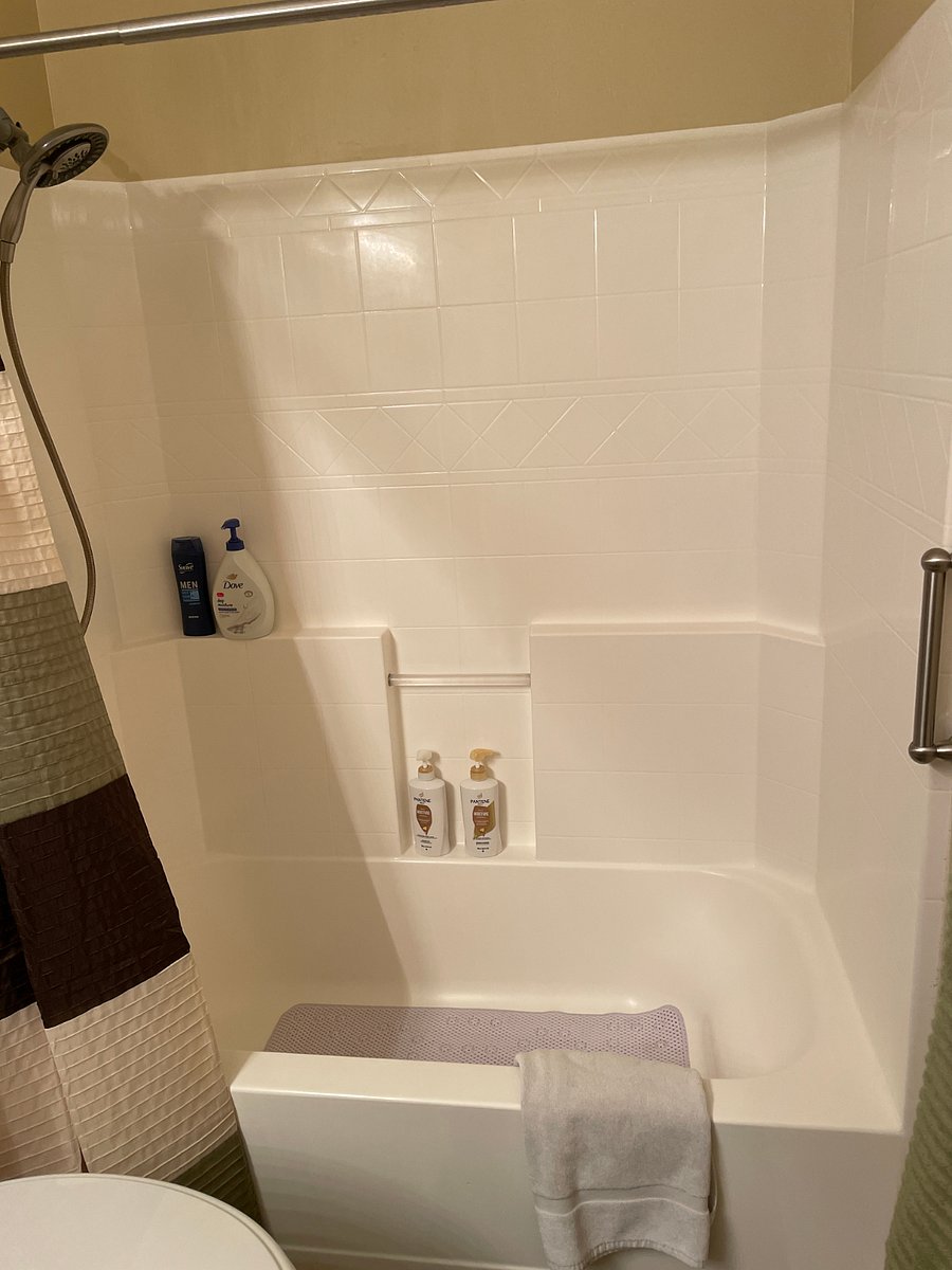 Tub/Shower Combo Hallway Bathroom