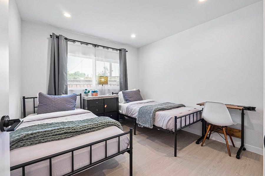 Bedroom with 2 Twins