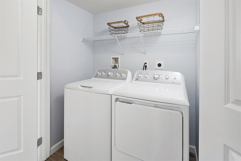 3rd floor - In-unit washer and dryer available for use. Super convenient!