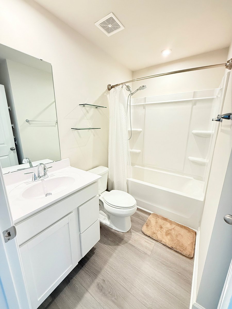 3rd floor - A Full Bathroom.