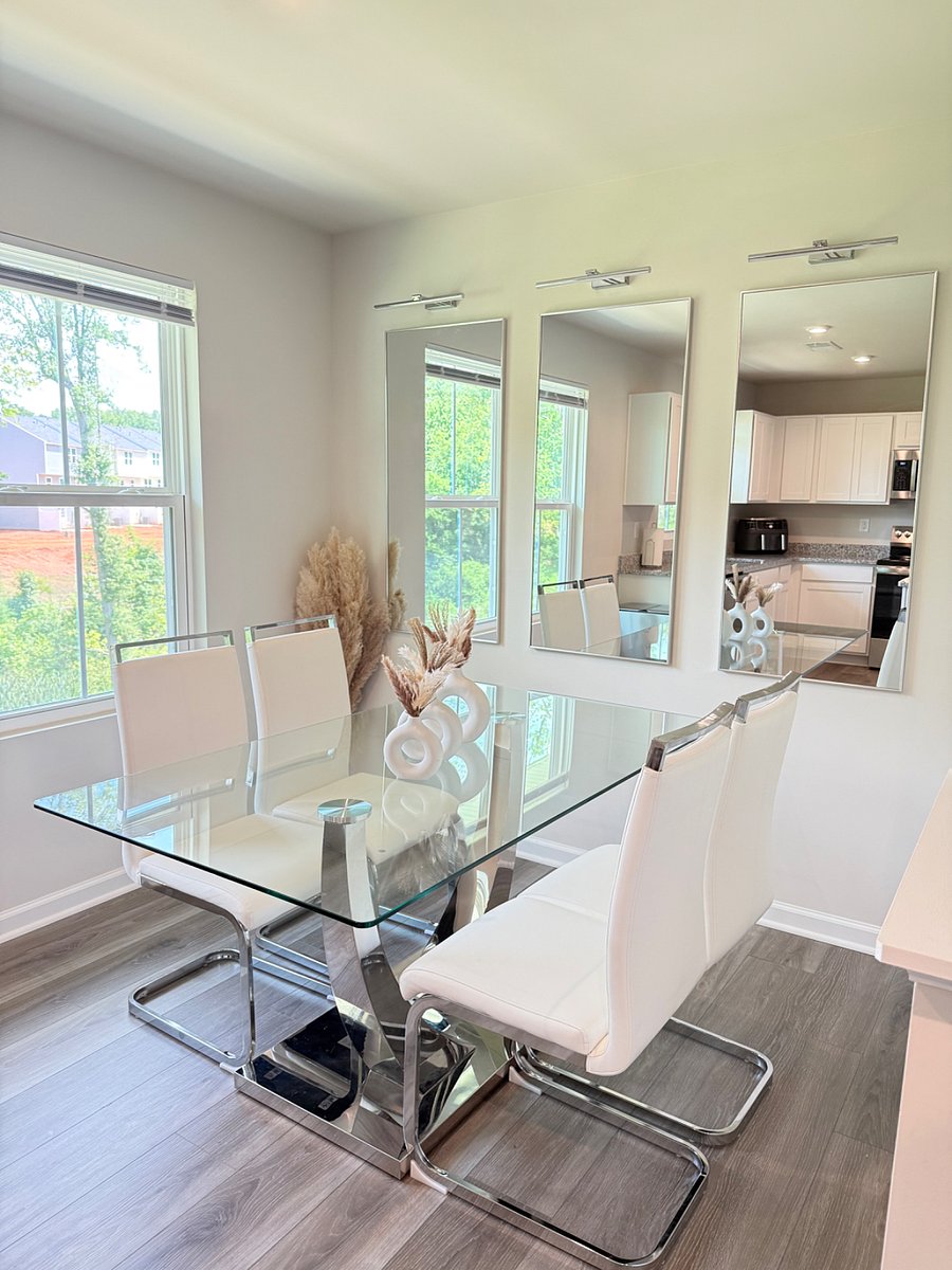 2nd floor - Kitchen table available for casual meals or a quiet cup of coffee.