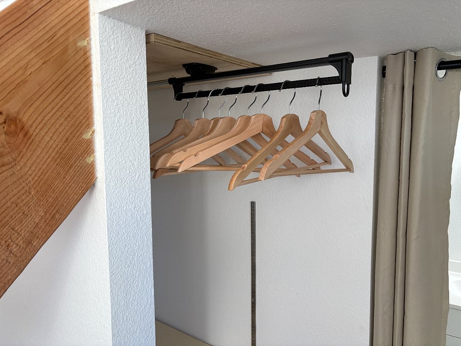 Extendable hangar rack