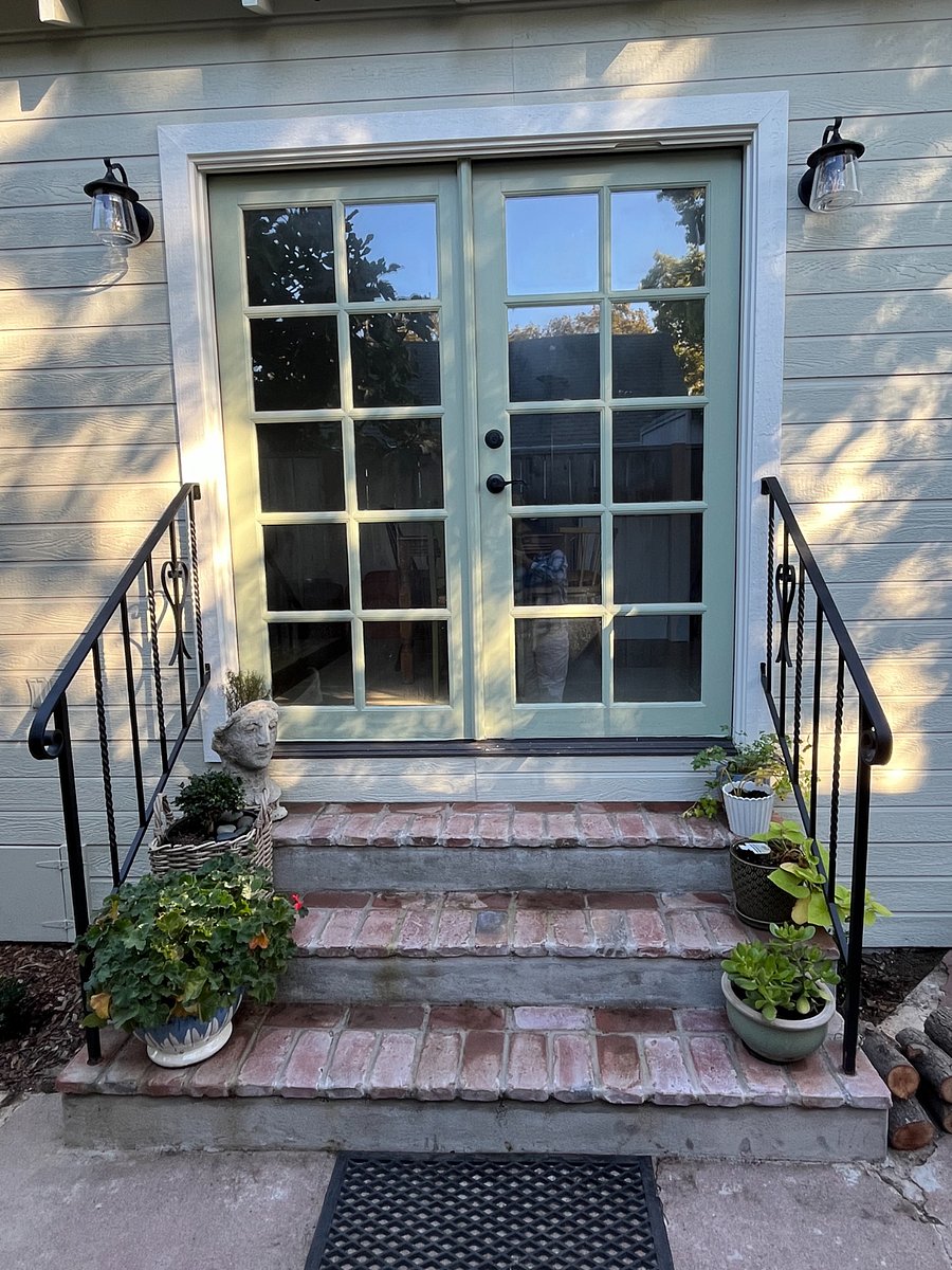 Side entrance into Dining area / Living Room