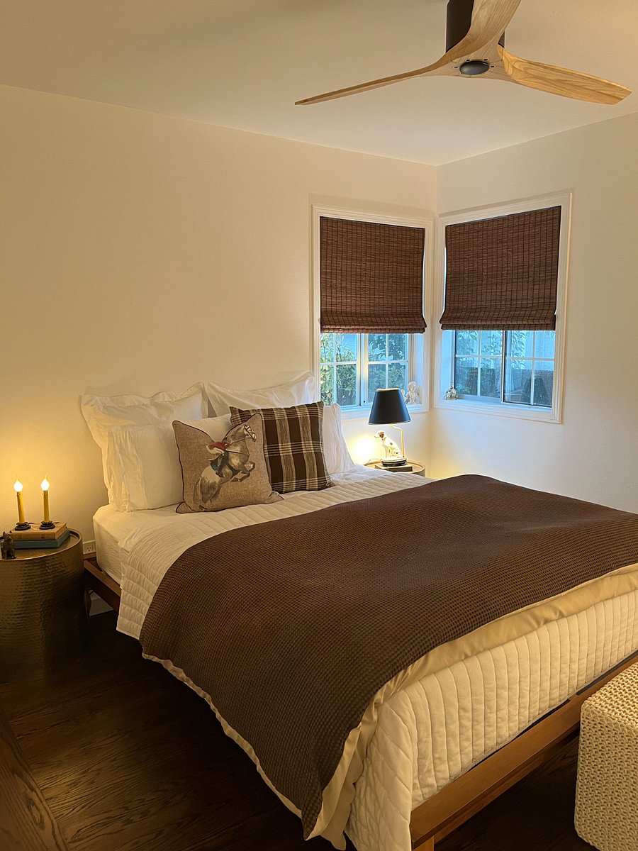 Master Bedroom - queen bed