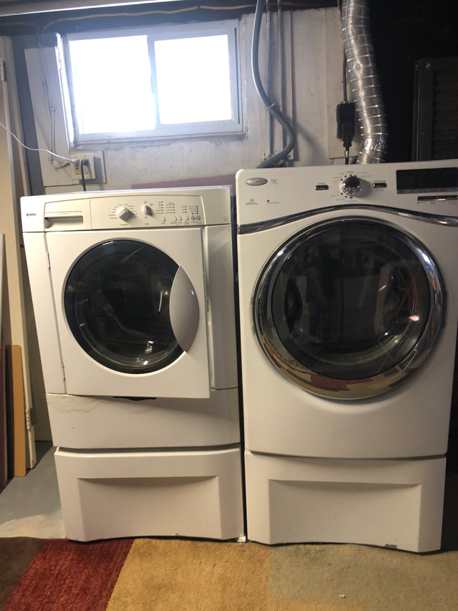
Washing machine and dryer in basement.Easy access .