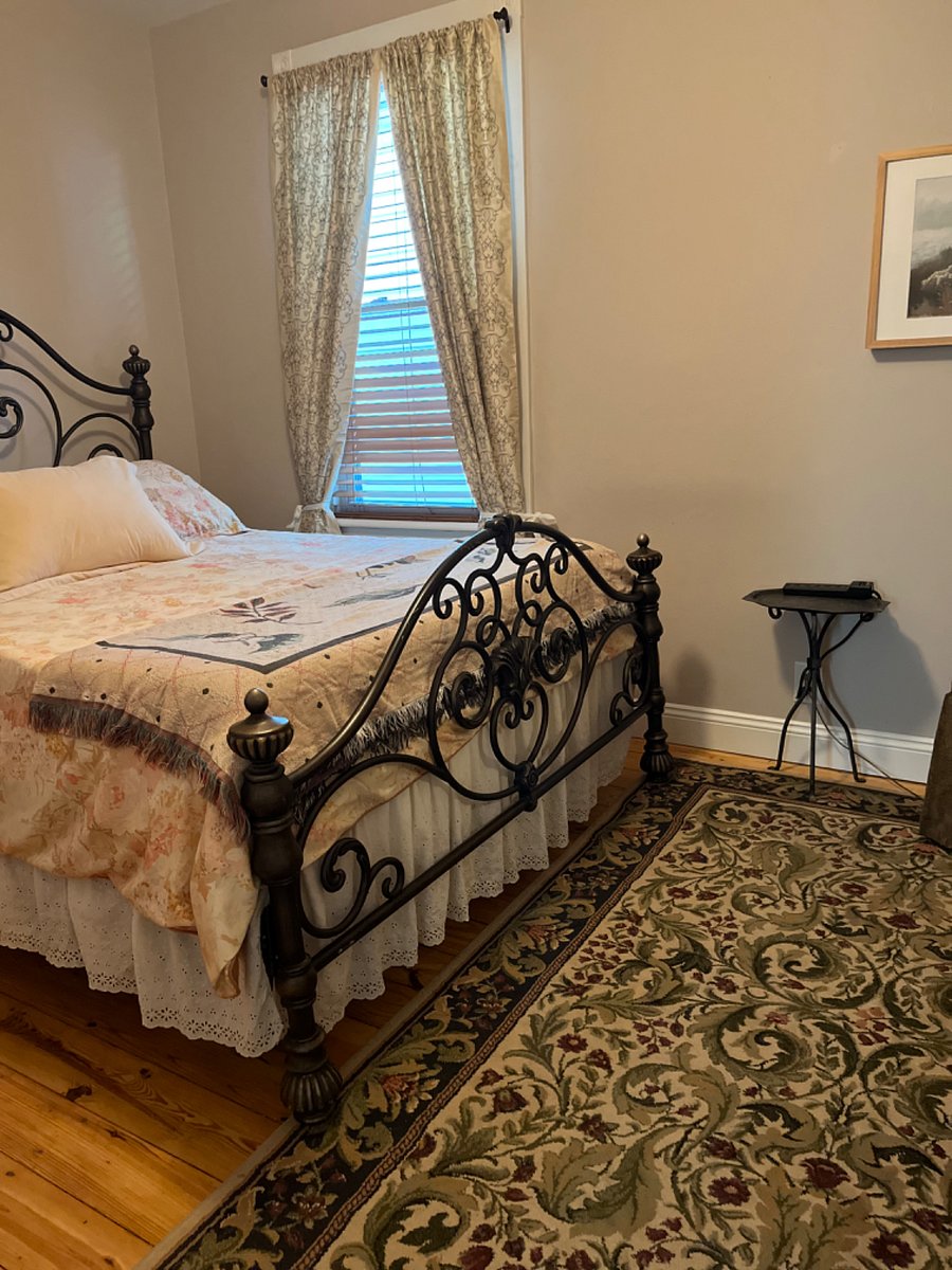 Queen Bedroom