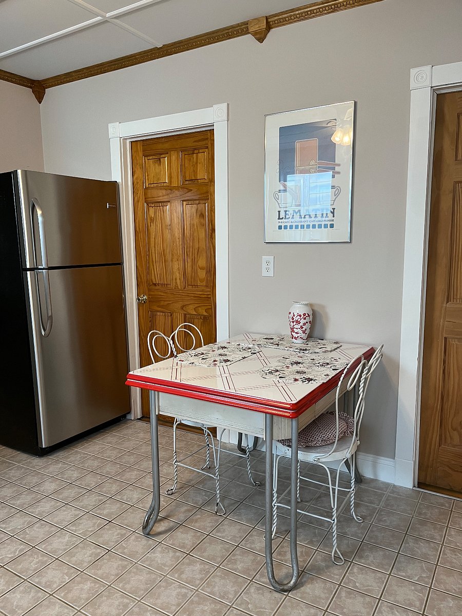 Eat-in Kitchen