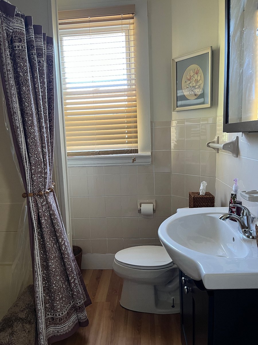 Full Bathroom with Tub/Shower
