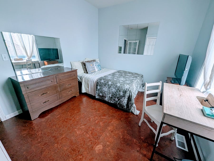6 drawer dresser, large mirror, TV, 3 drawer stand, desk with 2 USB plug-ins, full size memory foam bed with 2 sets of sheets, 2 standard size pillows, 1 king size pillow, 2 decor pillows, bed spread, comforter with duvet cover, and spacious floor space 