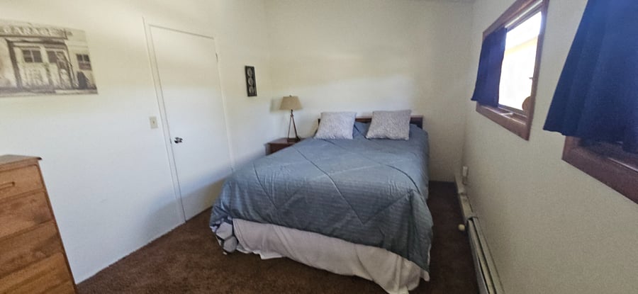 Deluxe queen bed. 9.5 x 15 bedroom, 5ft wide closet.