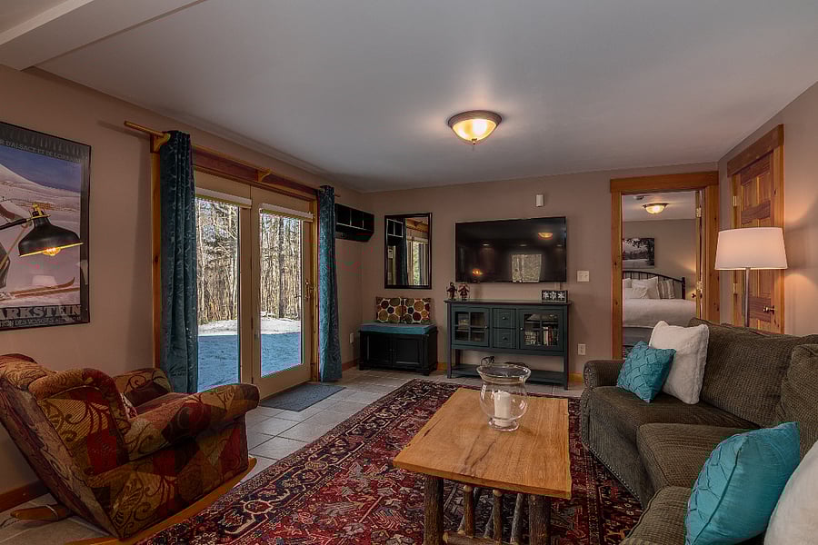 Livingroom with Smart TV (wifi provided)