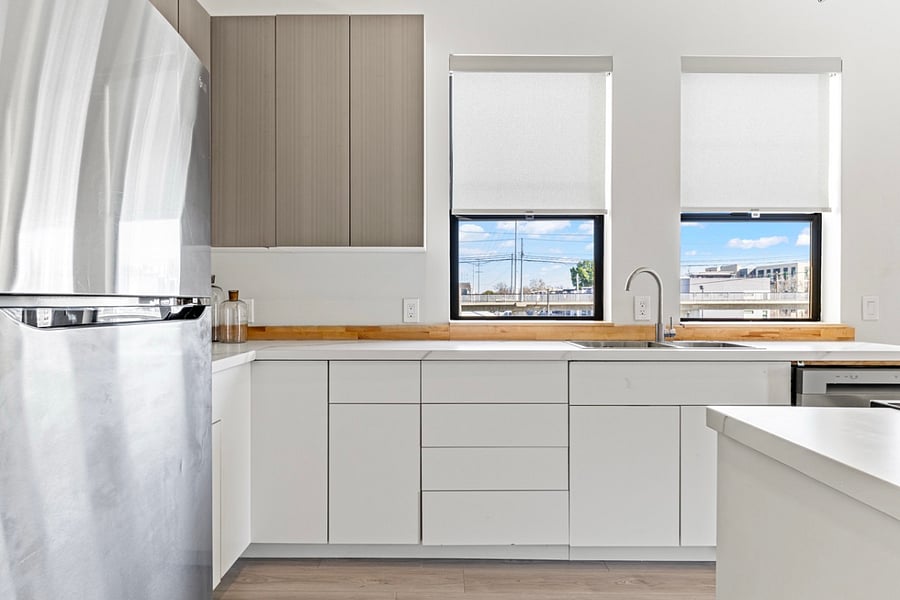 Experience luxury and sophistication with our full-size sink and European cabinet - the perfect combination for a stylish and functional kitchen design