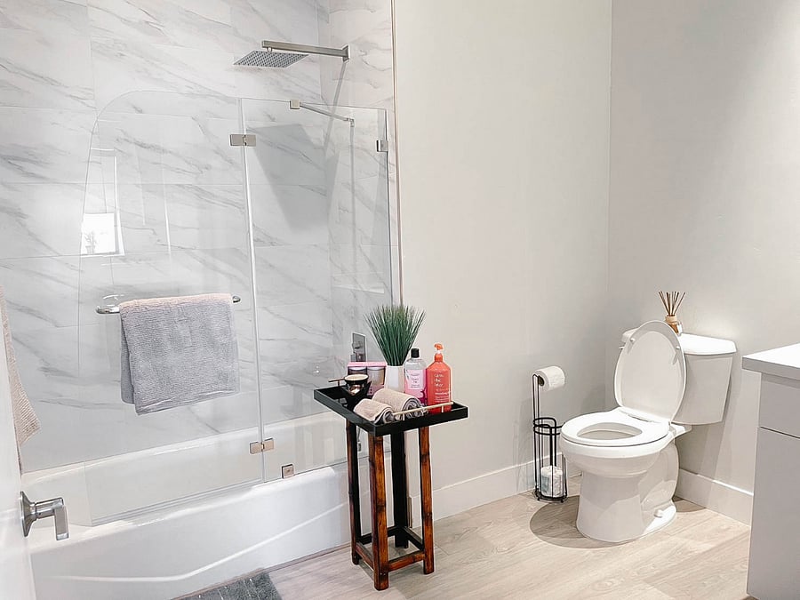 "Spacious and stylish - the perfect combination of a full-size mirror and a hand sink, adding functionality and elegance to any bathroom decor. Reflecting today's beauty trends, while enhancing your daily routine effortlessly."