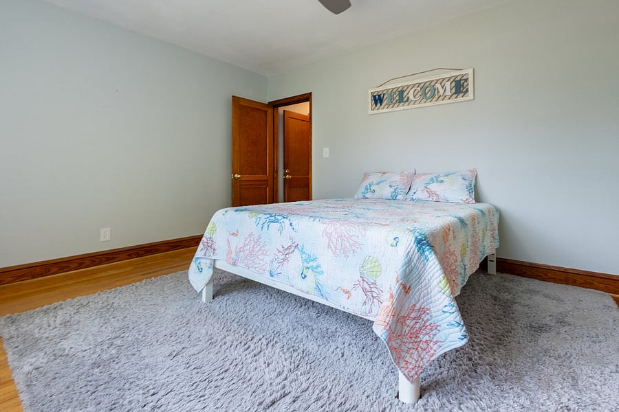 Master Bedroom with Queen bed.