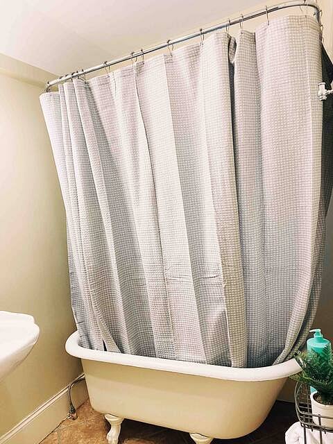 Shower / tub