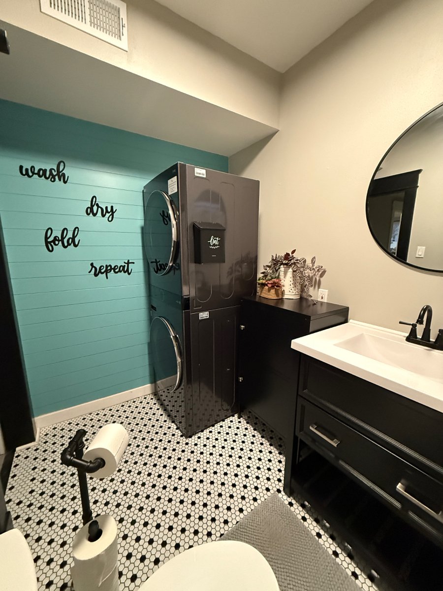Full Bath/Laundry-Main Floor