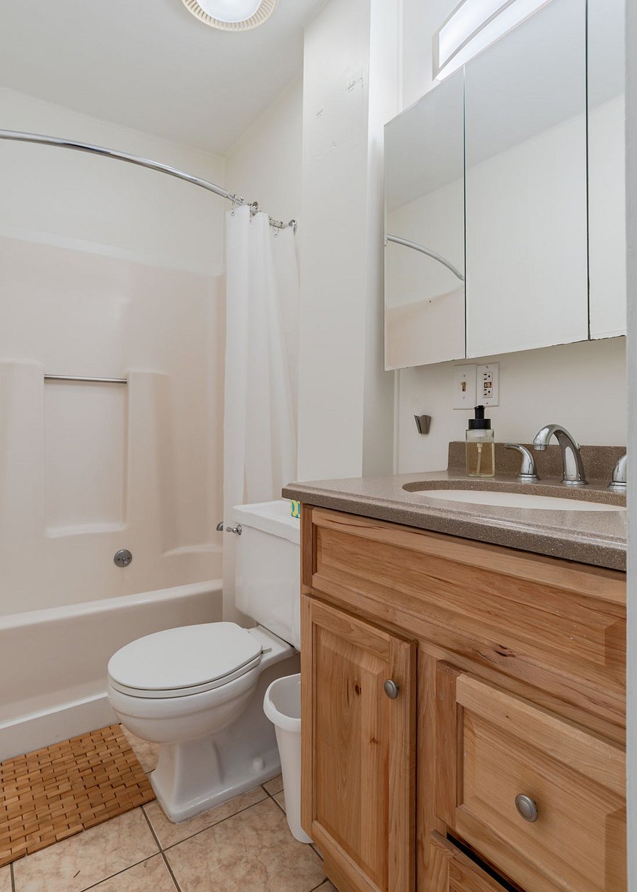 1 bedroom bathroom