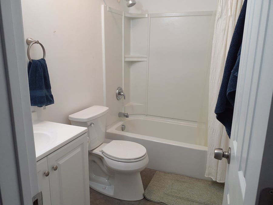 Upper level bath with tub
