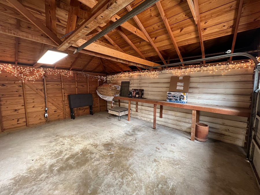 Extra storage room/possible workshop area 