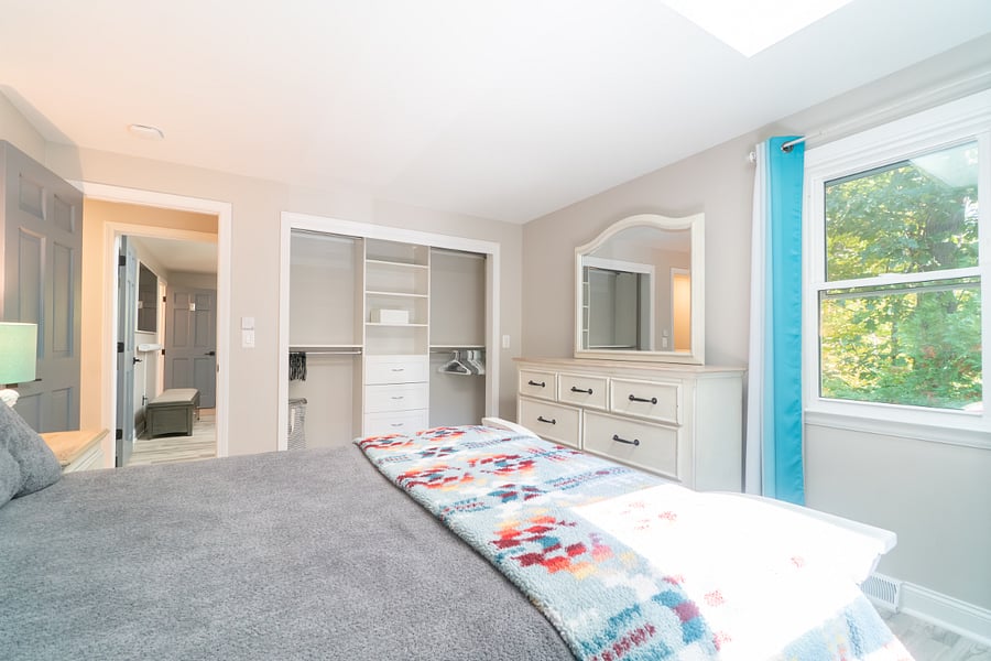 2nd Bedroom, queen bed