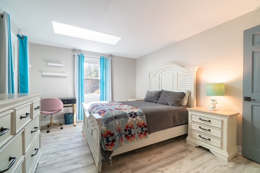 2nd Bedroom, queen bed