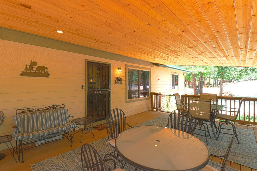 A great place to relax and watch the birds and kaibabs in the yard.