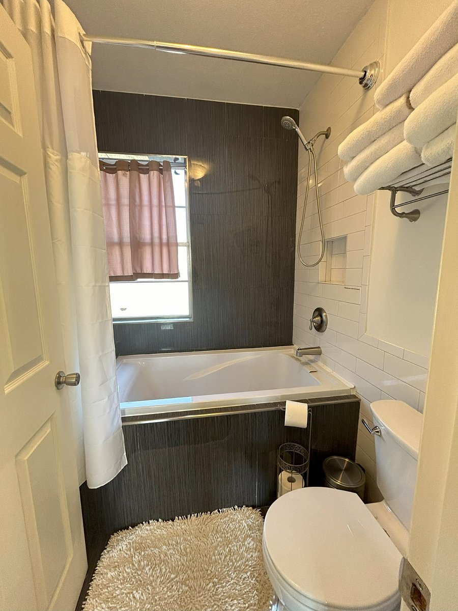 Bath off of main bedroom