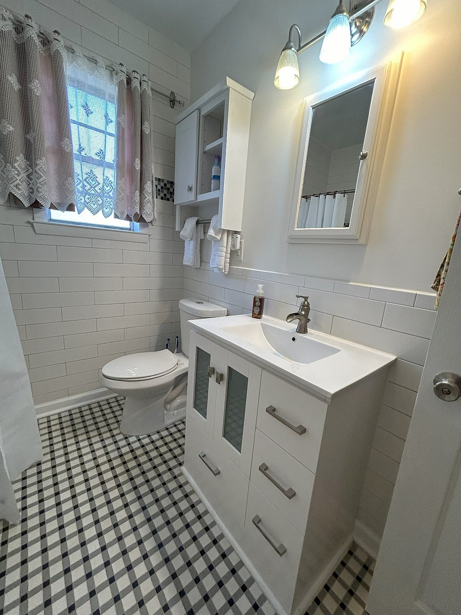 2nd bath w/ laundry