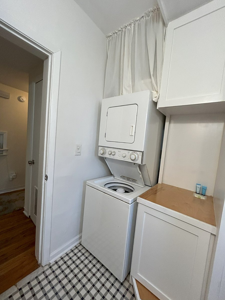 2nd bath w/ laundry