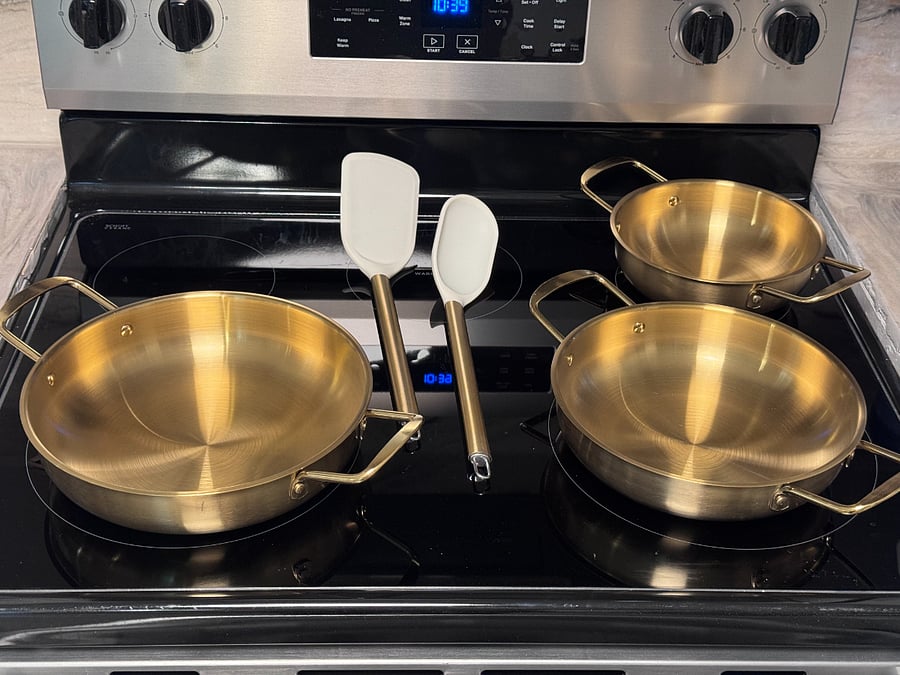 Fully stocked kitchen with lavish cutlery, pots pans and more!