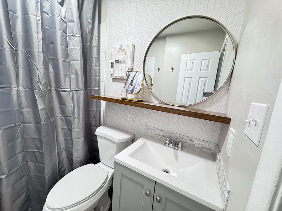 Full size bath with all the essentials.