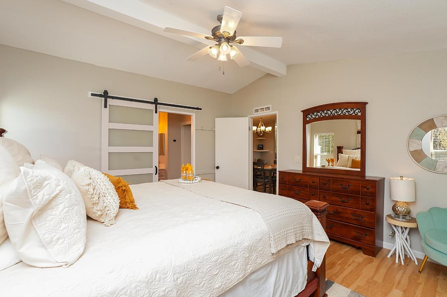 Primary Bedroom w/Kingsize bed, large closet and ensuite bath. 