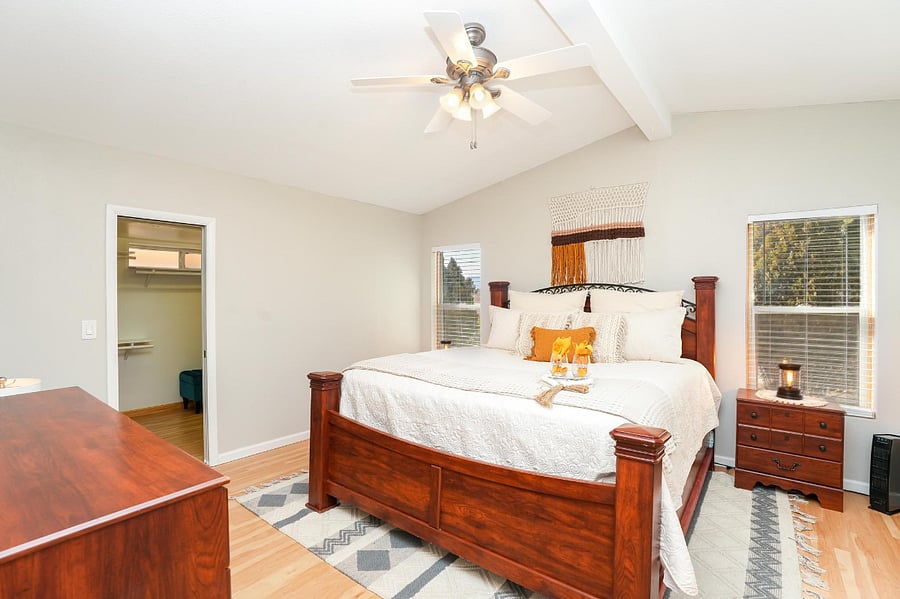 Primary Bedroom w/Kingsize bed, large closet and ensuite bath. 