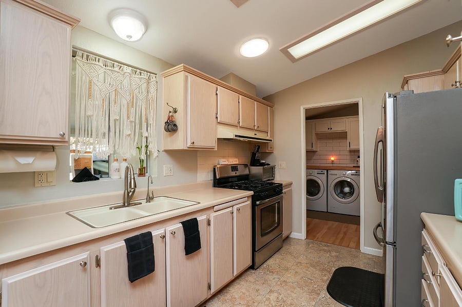 Bright Kitchen 