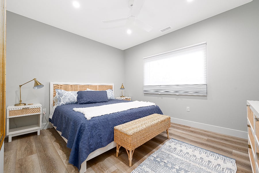 King Size Bed & Black Out Blinds