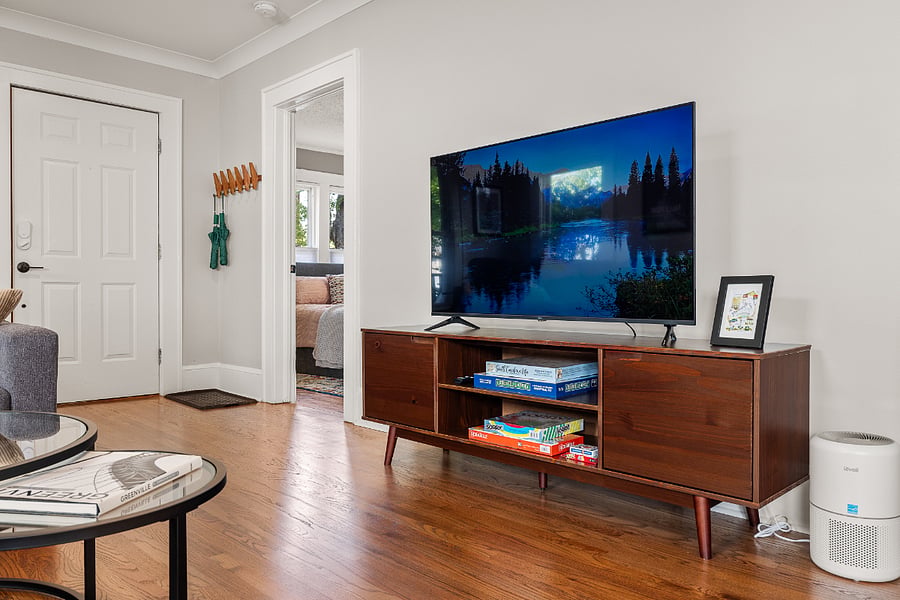 55" Smart TV, lots of boardgames & books, Record player and popular Vinyls, & Fast WiFi for your entertainment and WFH