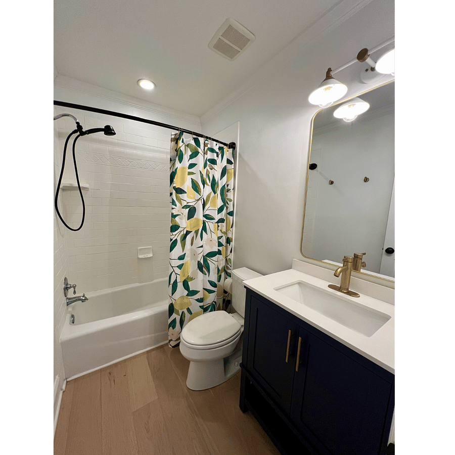 Upstairs bathroom w/ tub