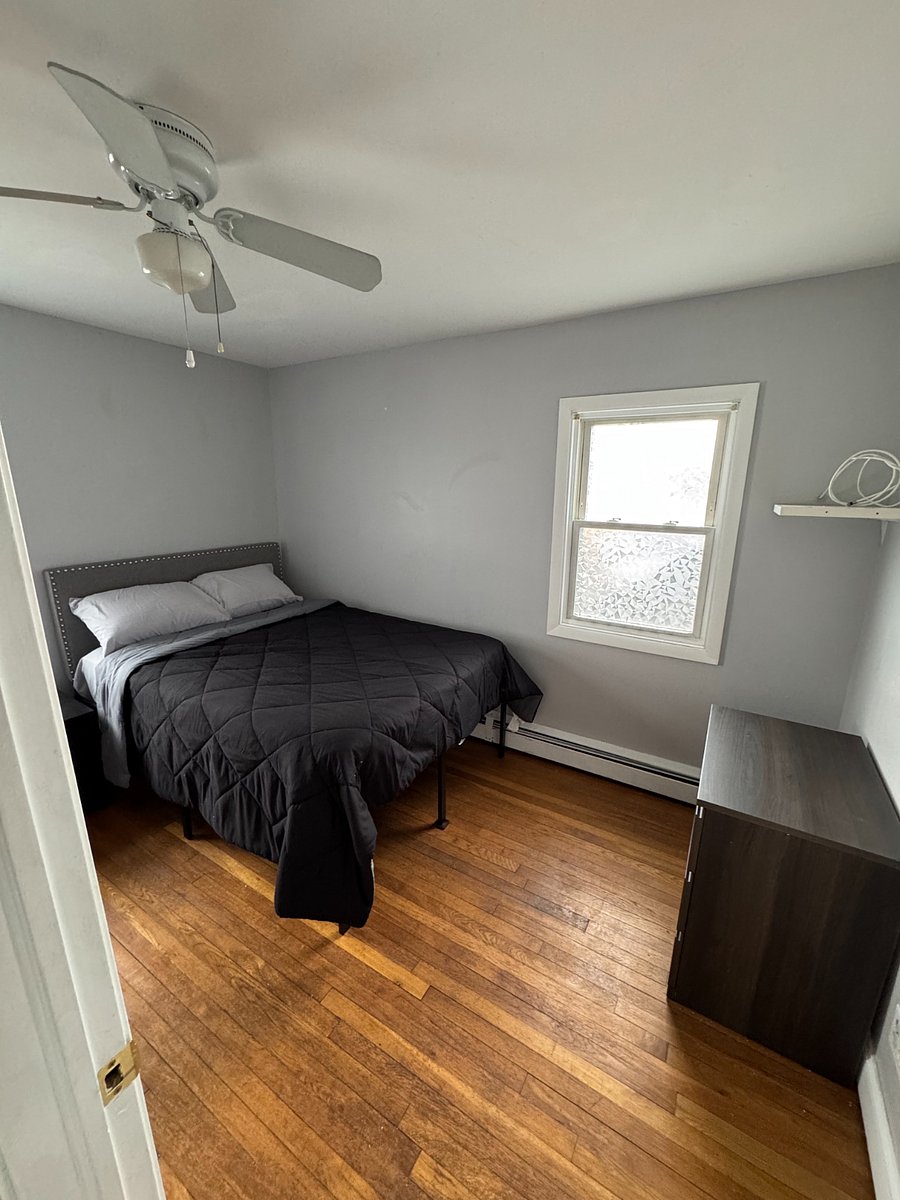 Full bed with closet in 2nd bedroom