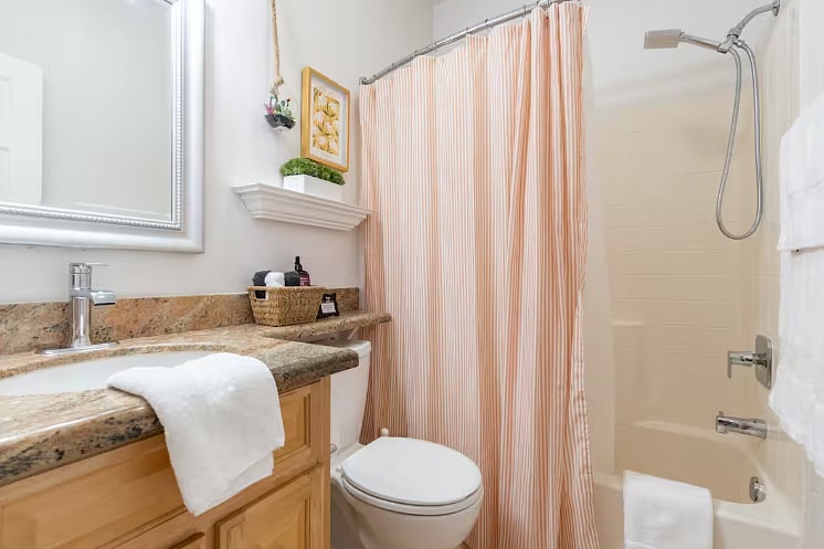 A full bath with shampoo conditioner and body wash and lots of helpful bathroom items.