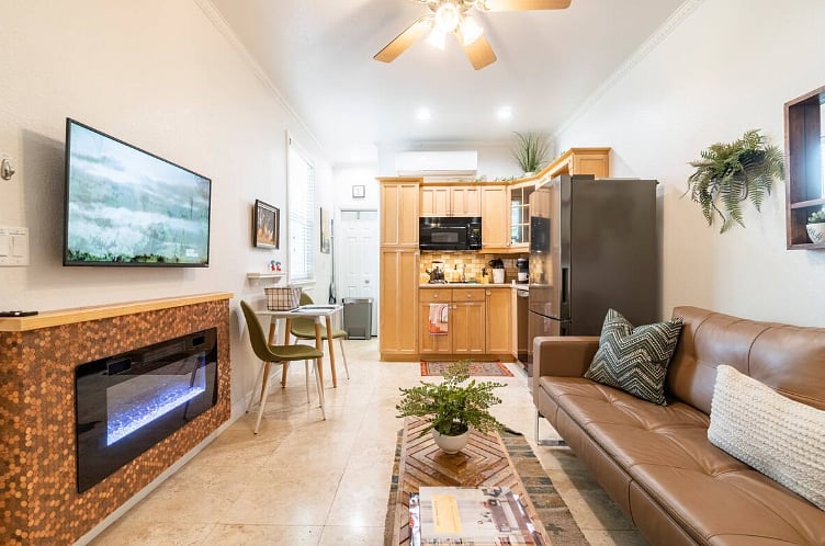 Enjoy the whole casita to yourself. The space has a dual ac/heater split unit that is very cold for hot summer nights.