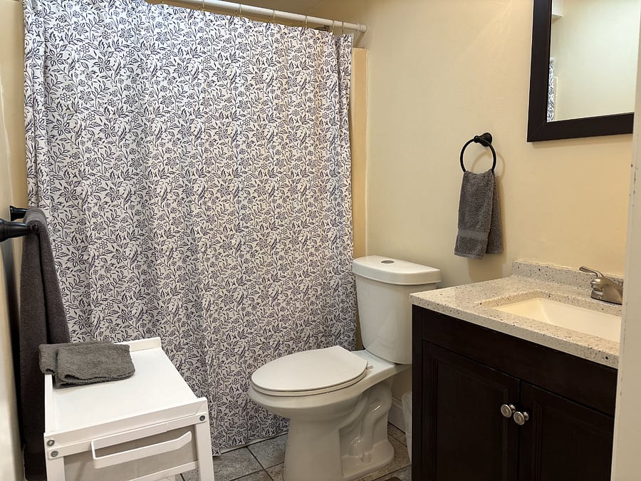 full size bathroom /tub and shower 