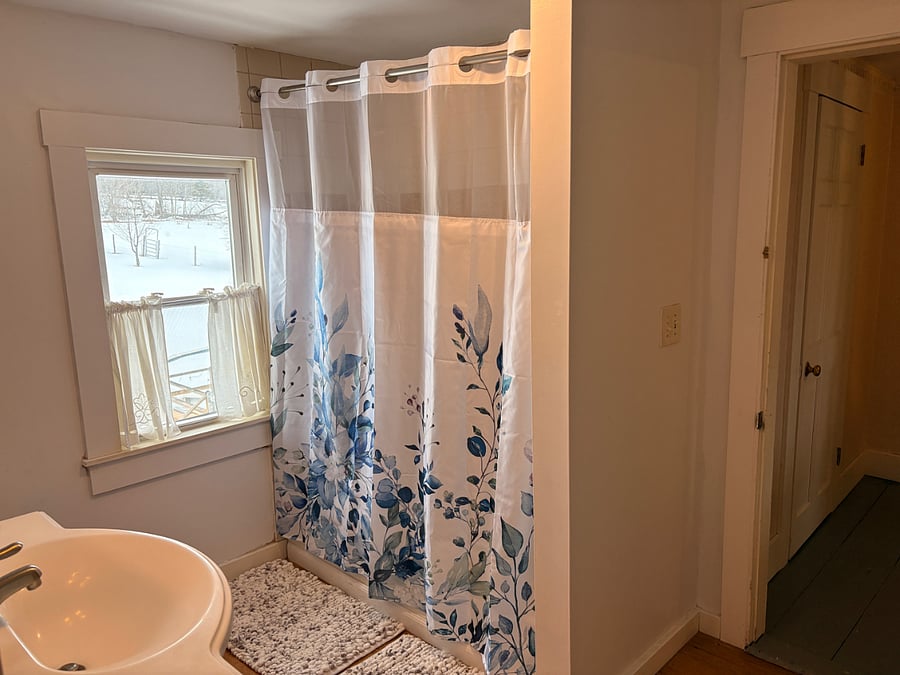 2nd floor full bathroom 