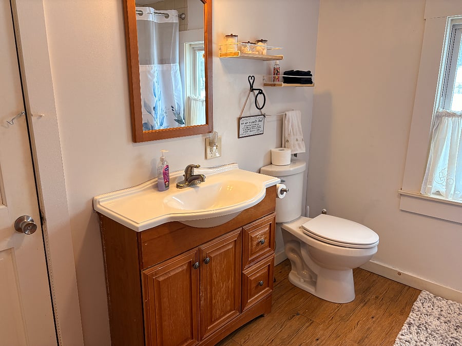 2nd floor full bathroom 