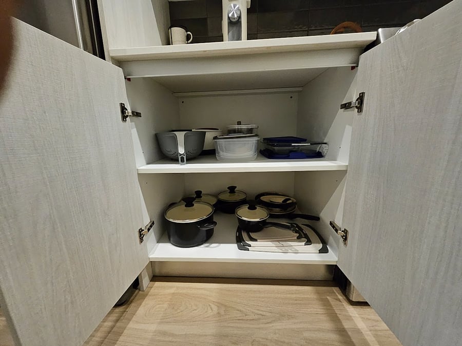 Green pan cookware, bakeware, colanders, mixing bowls, and storage containers.