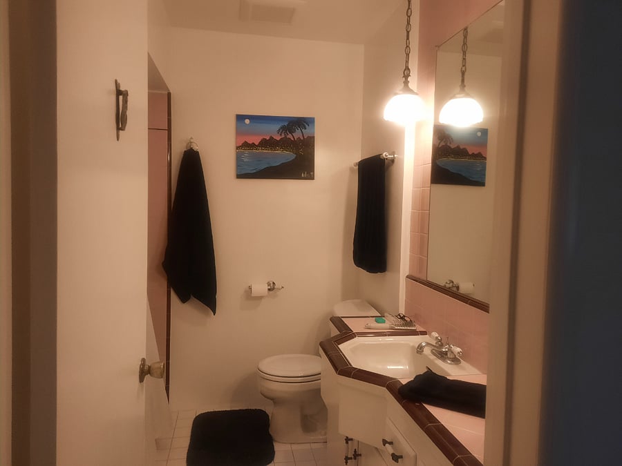 Bathroom with tub/shower