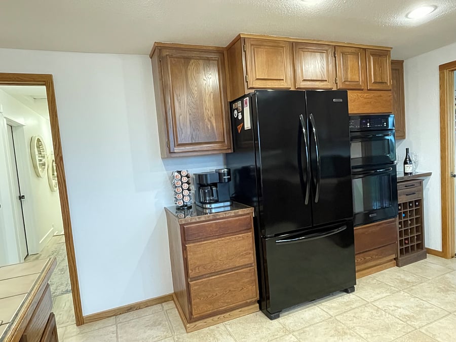 Stocked coffee bar (Keurig single pod or pot), fridge, oven and wine storage